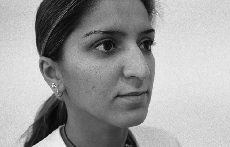 H&ouml;ckernase, gro&szlig;bogig mit h&auml;ngender Spitze.