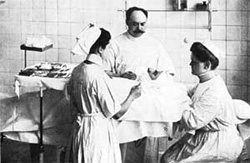 Jacques Joseph mit Op-Schwestern und Patient